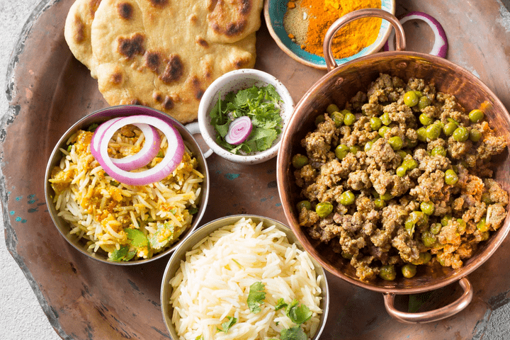 Veg Meal (Comes with 2 curries, Rice, Naan, Dessert, Papad)